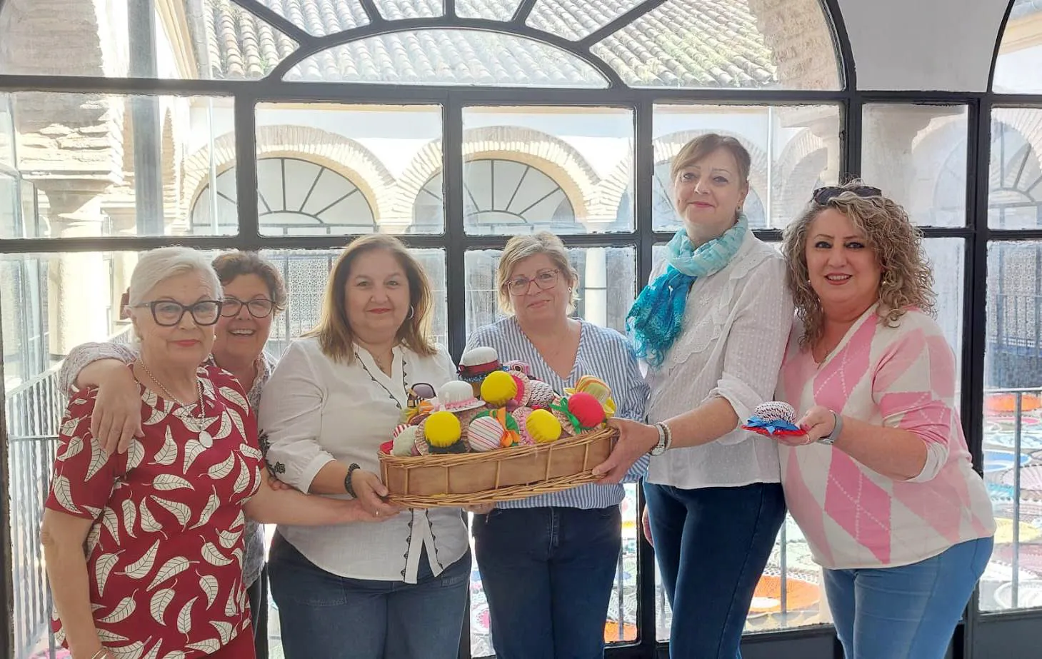 Llaveros y alfileteros elaborados con materiales reciclados por el Taller de La Paz, que se han donado a AJiCaM en apoyo a la lucha contra el cáncer de mama.