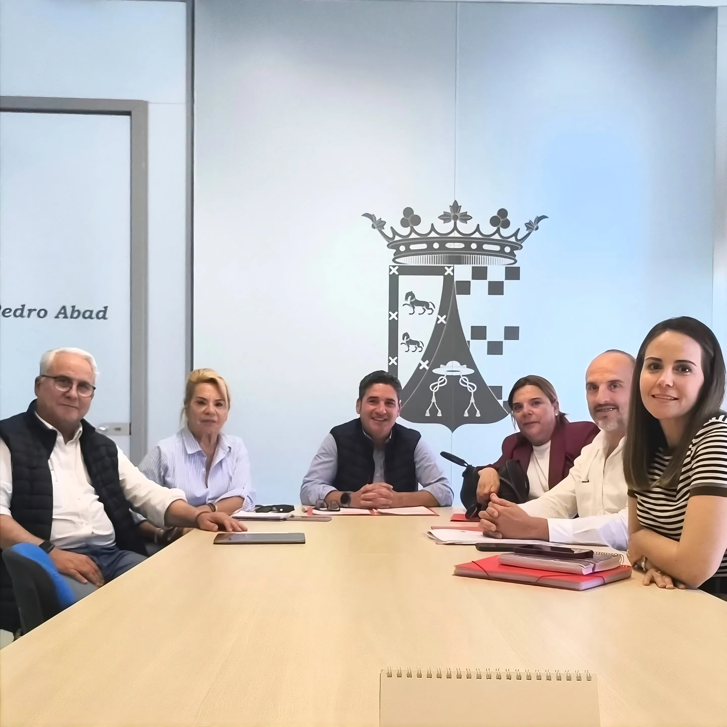 Trabajadoras, responsables del Ayuntamiento y representantes de Lifecar analizan la puesta en marcha del servicio de ayuda a domicilio.