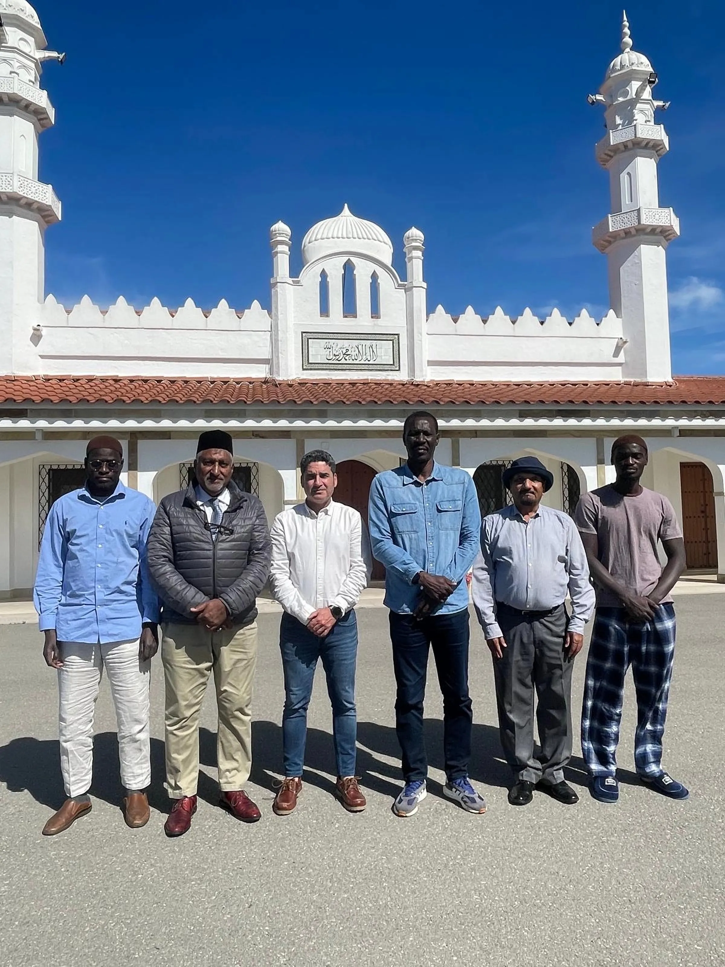 Encuentro entre el Ayuntamiento de Pedro Abad y la Comunidad Ahmadía para reforzar la integración y la convivencia social.