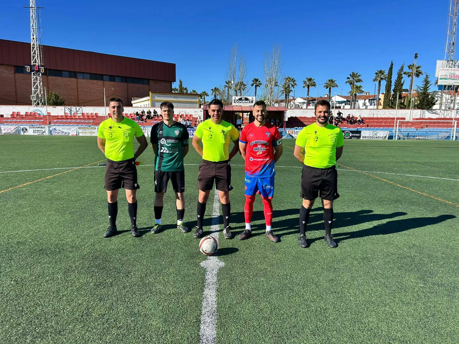 Capitanes de ambos equipos en el duelo de liga regular