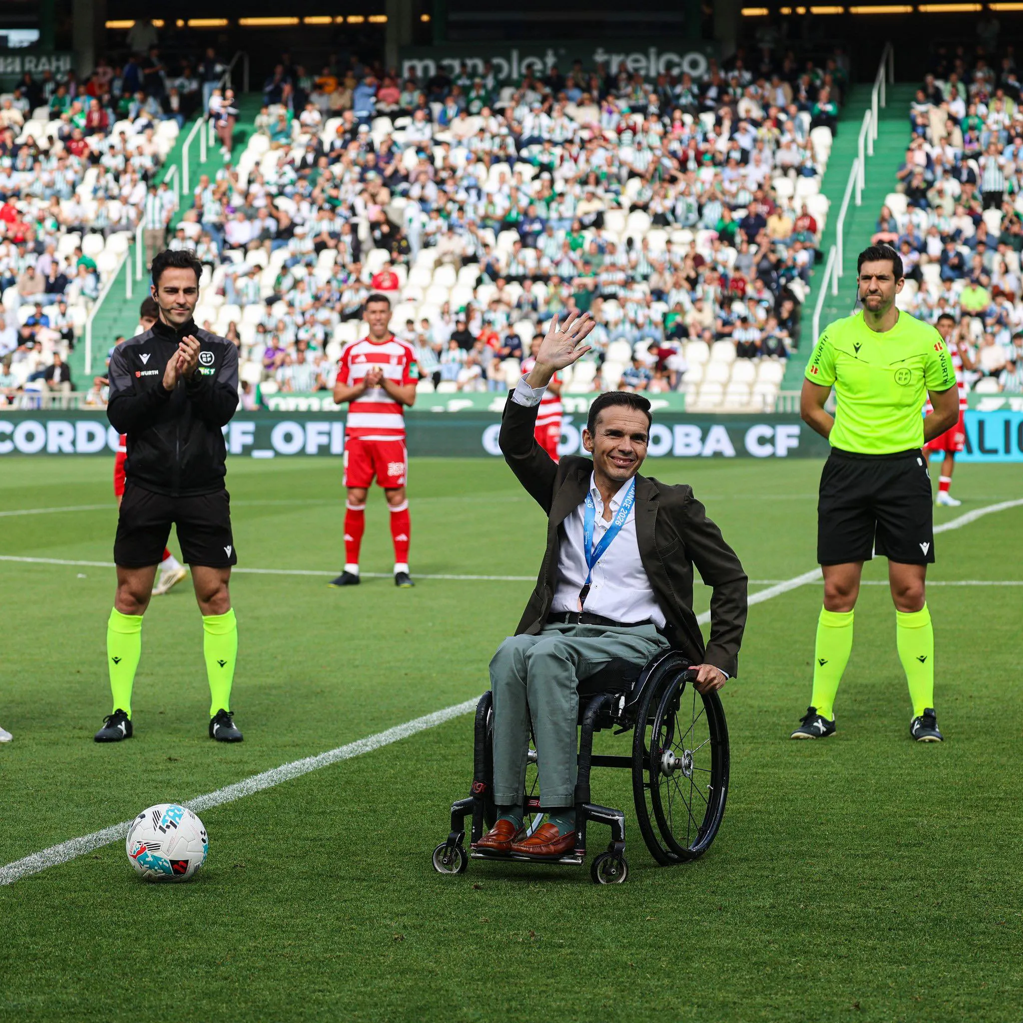 Paco Salinas, en el saque de honor del último partido del Córdoba C.F.