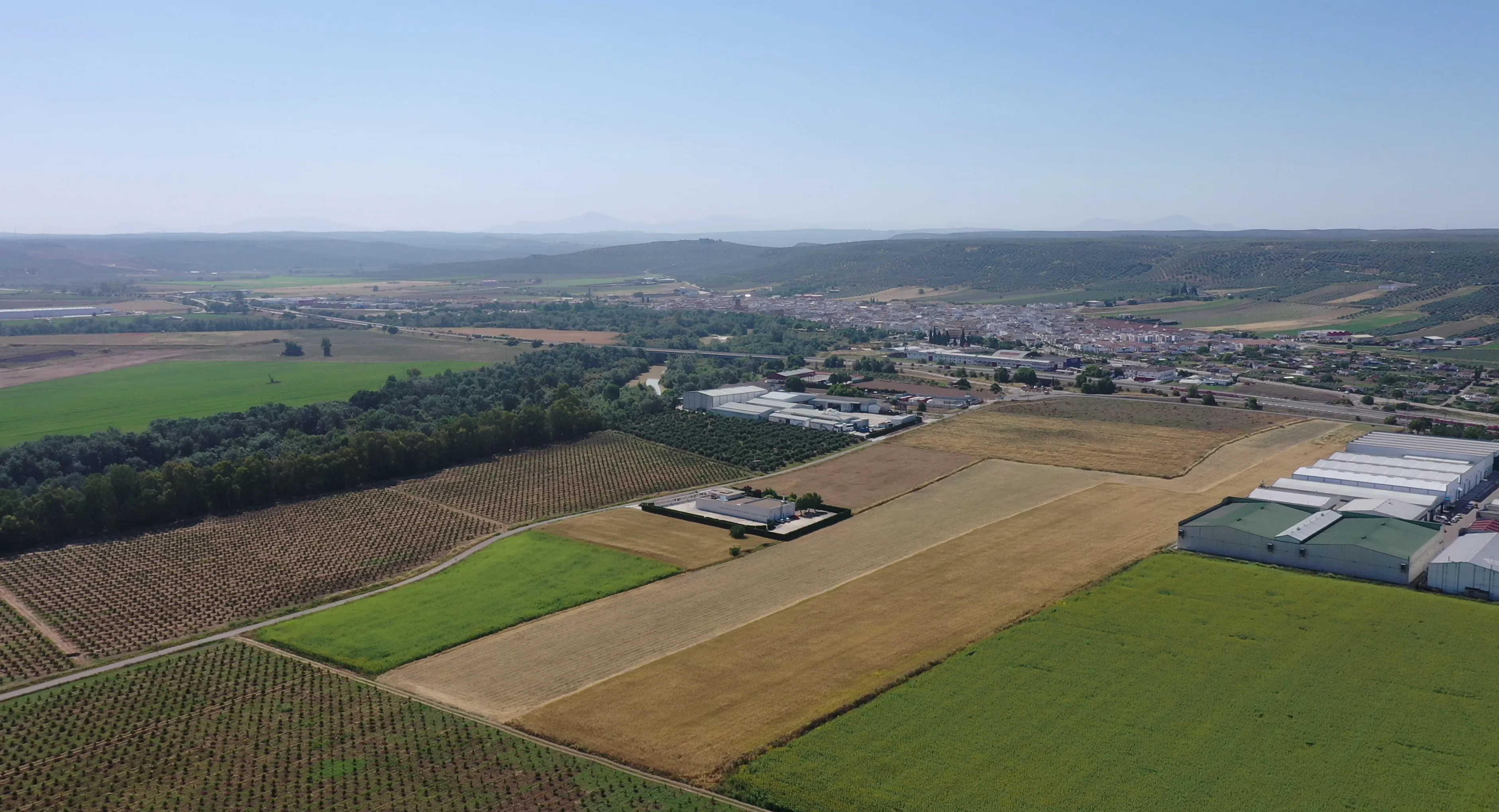 Imagen aérea de un tramo de la CP-180 en Villa del Río a su paso por el Tanatorio.