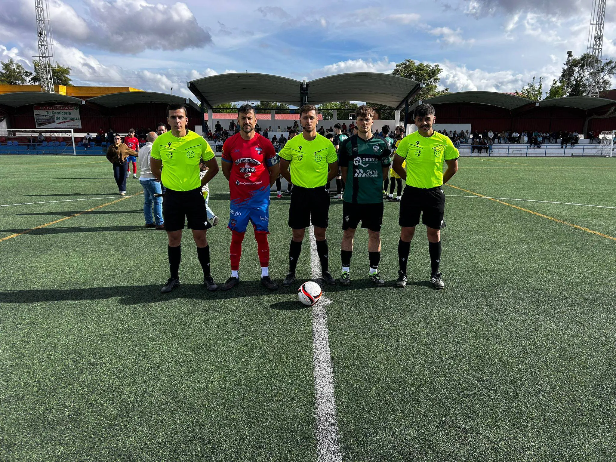 Formación de los capitanes del Bujalance y el Peñarroya antes del inicio del partido.