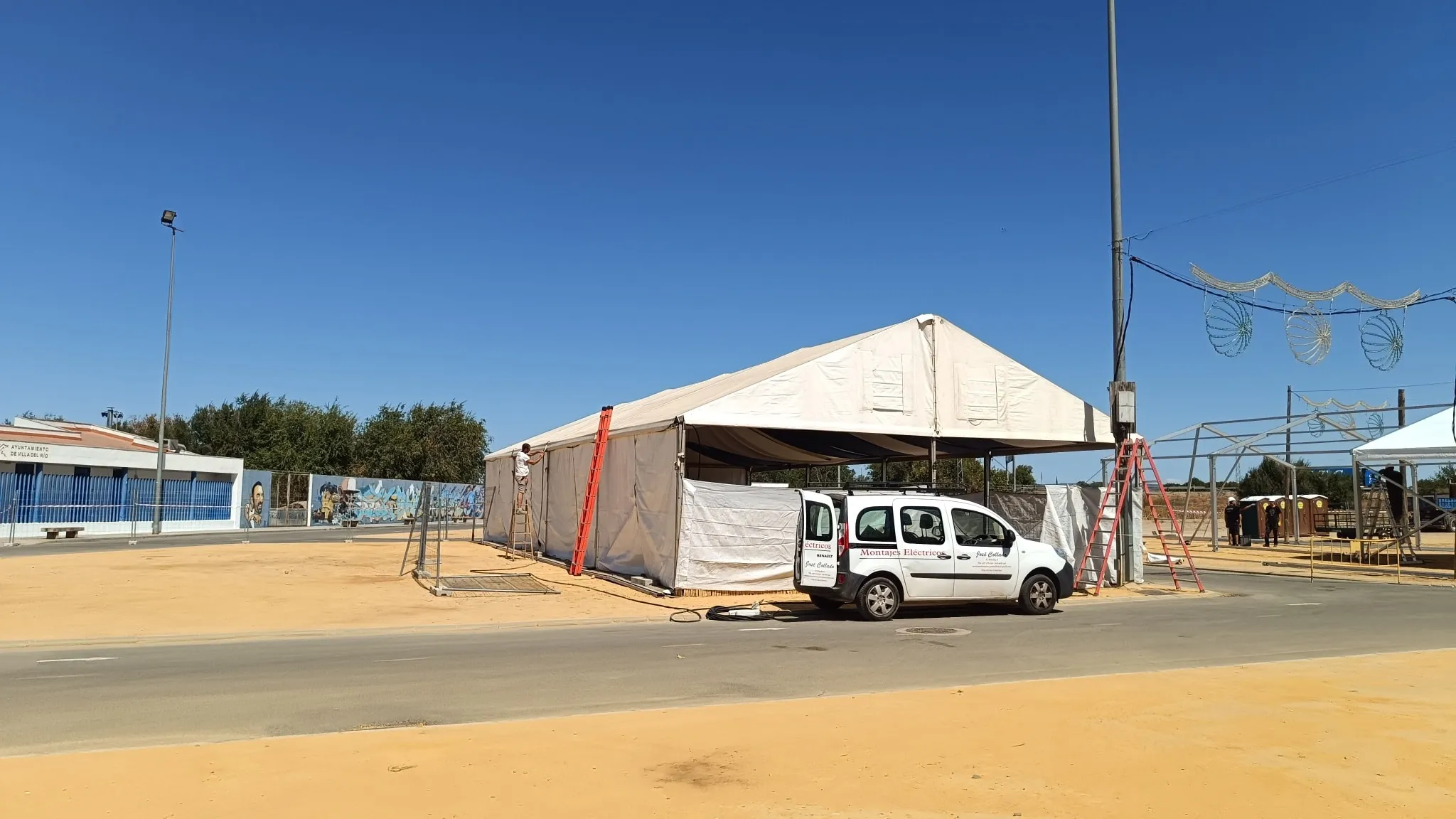 Montaje de las casetas en la última edición de la feria de Villa del Río