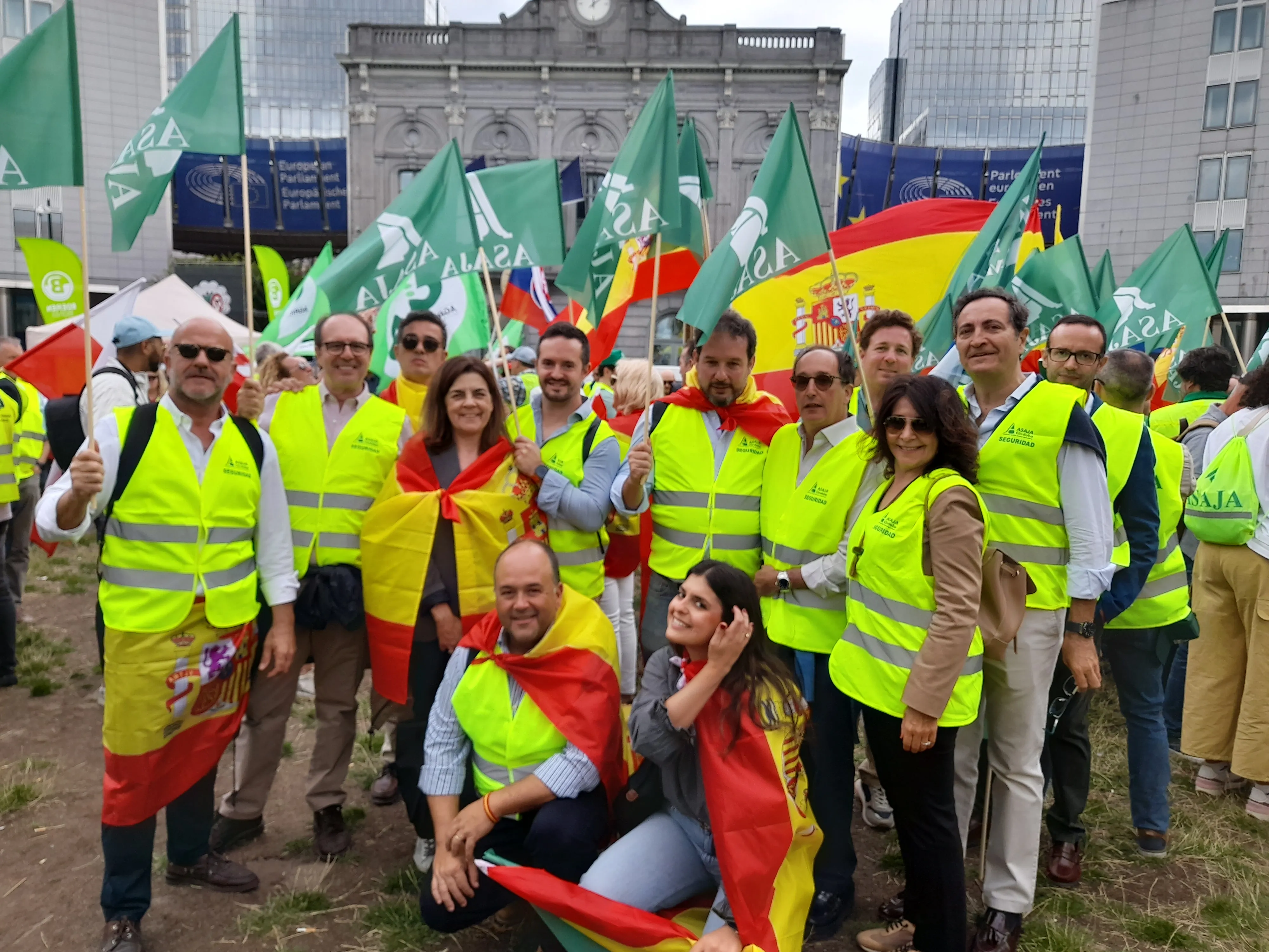Manifestantes de ASAJA en las puertas del Parlamento Europeo. Foto: ASAJA