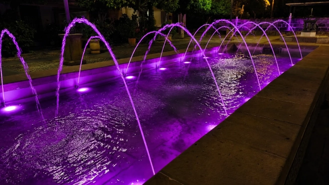 Las fuentes de la Plaza de la Constitución, iluminadas de color morado como gesto de apoyo Las fuentes de la Plaza de la Constitución, iluminadas de color morado como gesto de apoyo