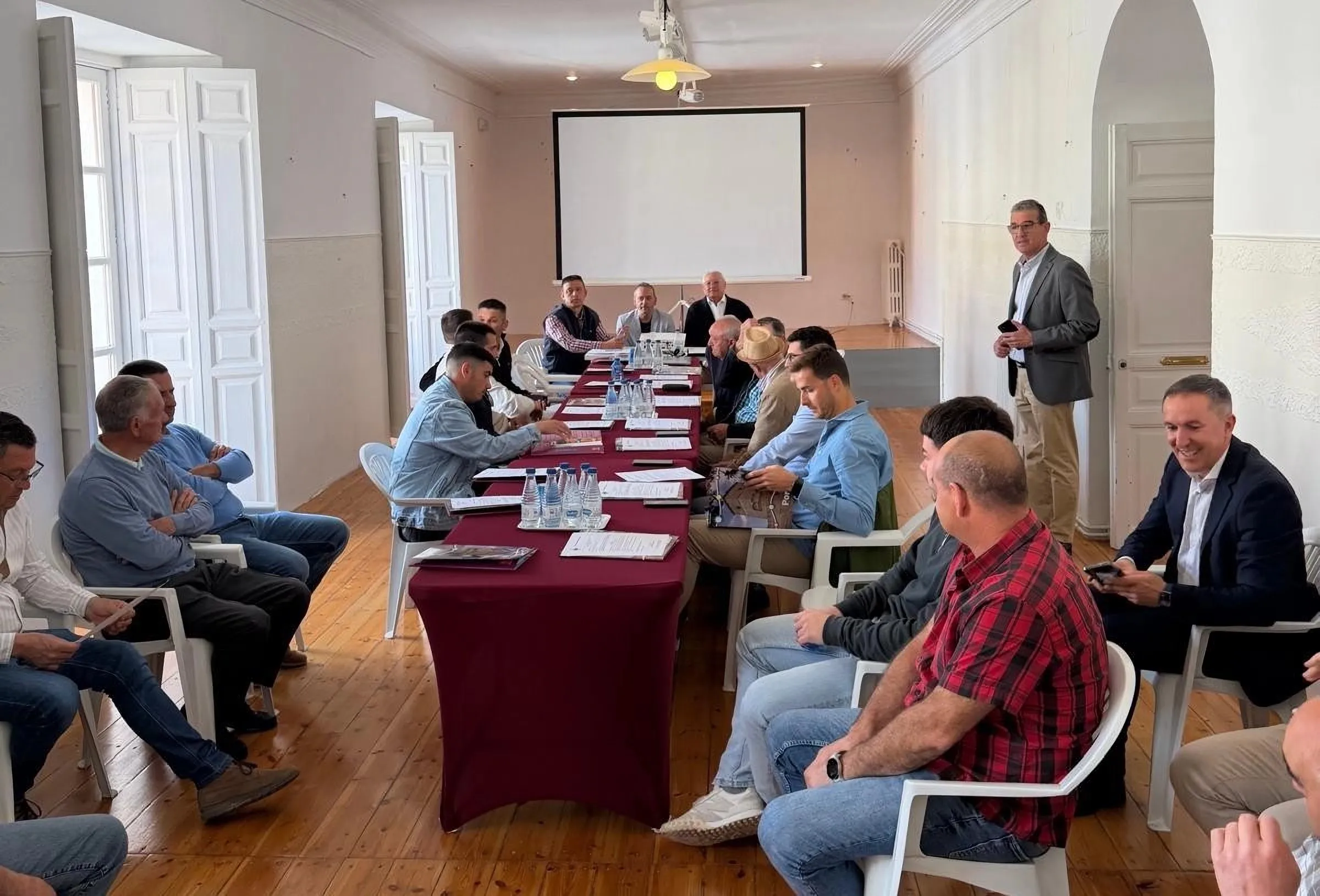 Representantes de la Mesa Nacional del Ajo, durante una reunión del sector en la que se analizaron las previsiones de campaña y la presión de las importaciones egipcias. Representantes de la Mesa Nacional del Ajo, durante una reunión del sector en la que se analizaron las previsiones de campaña y la presión de las importaciones egipcias.