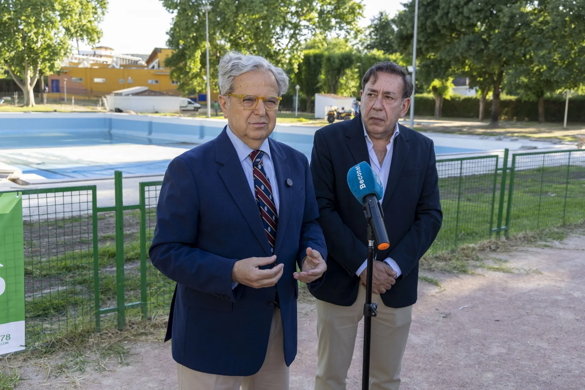 El presidente de la Diputación de Córdoba, Salvador Fuentes, junto a Jesús Morales, alcalde de Villa del Río; atendiendo a los medios de comunicación. Foto: Diputación de Córdoba