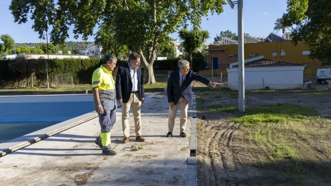 Salvador Fuentes, presidente de la Diputación de Córdoba, acompañado por el alcalde Jesús Morales y un operario, durante la visita a la piscina municipal de Villa del Río