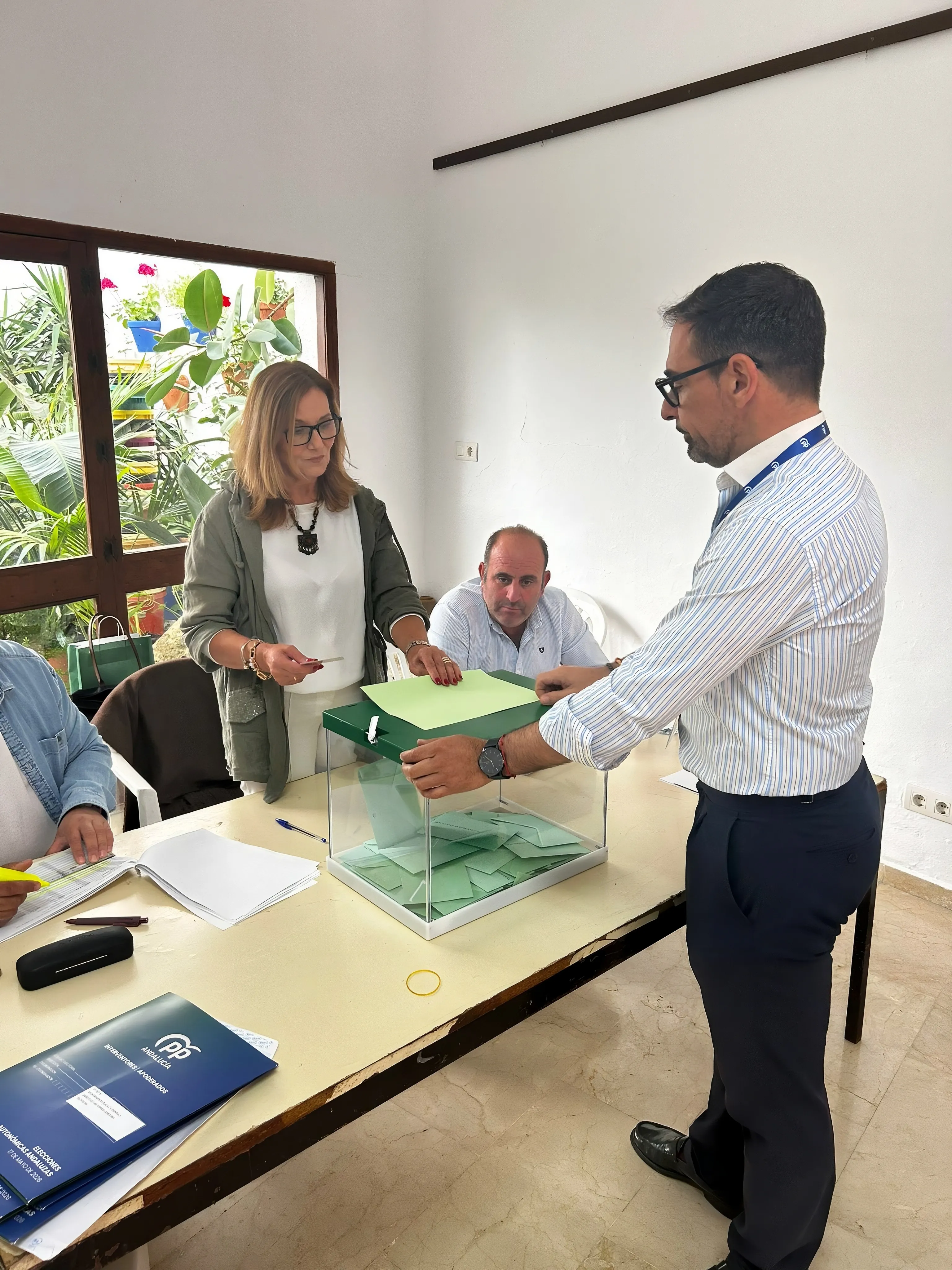El alcalde de Cañete de las Torres, Félix Romero, ejerciendo en la jornada de ayer su derecho al voto