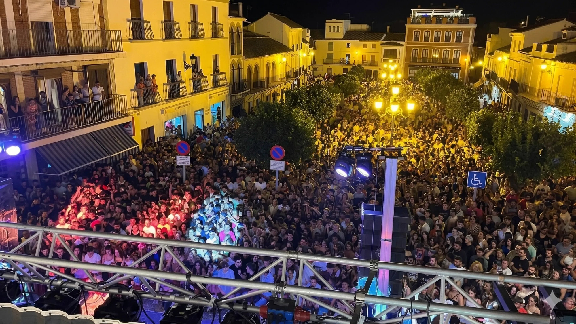 La Plaza Mayor de Bujalance, totalmente abarrotada en una edición anterior de la Bujalance Night La Plaza Mayor de Bujalance, totalmente abarrotada en una edición anterior de la Bujalance Night