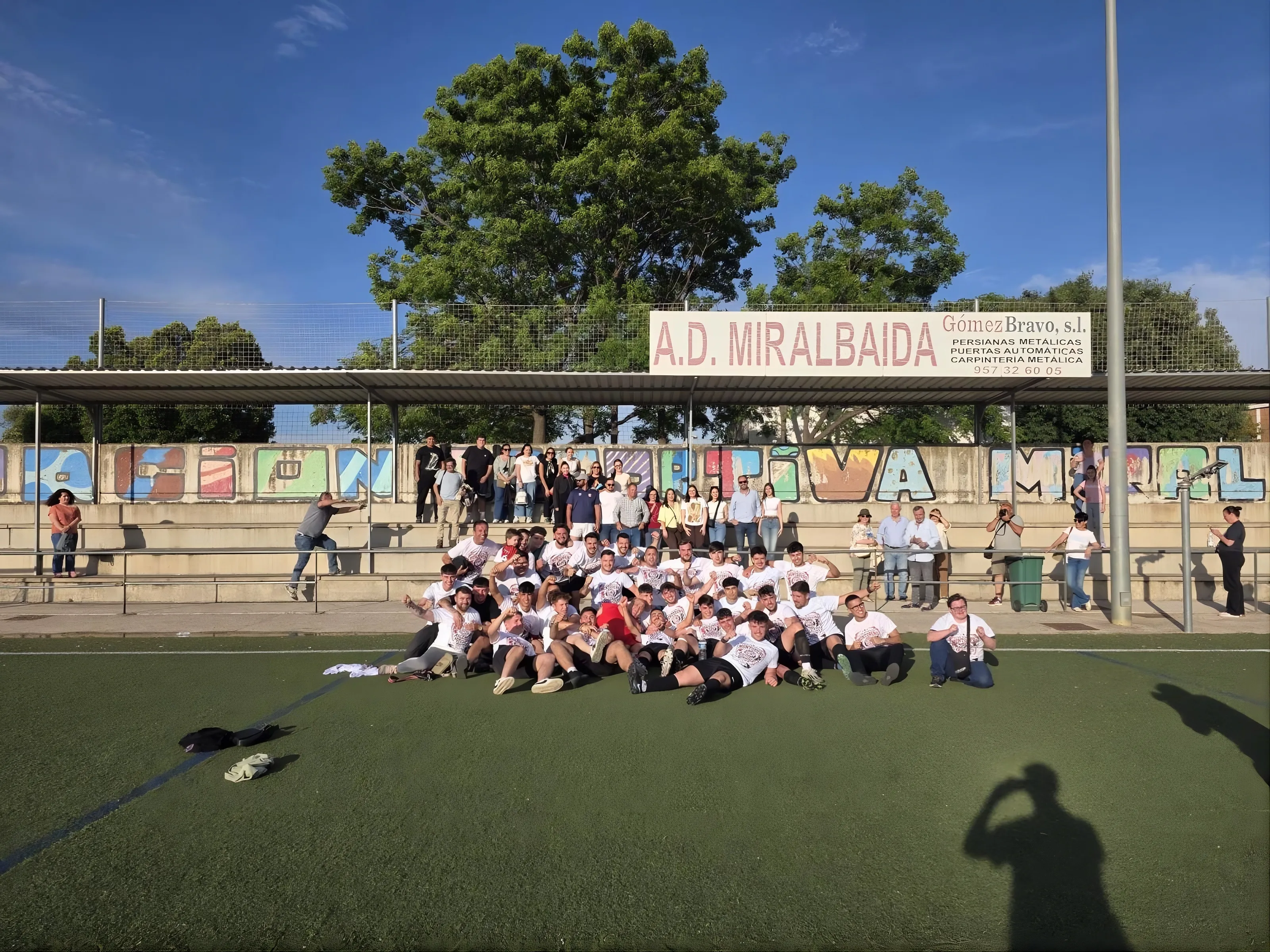 El Atlético Montoreño celebra el ascenso con la afición desplazada hasta la barriada de Miralbaida. Foto: Atlético Montoreño El Atlético Montoreño celebra el ascenso con la afición desplazada hasta la barriada de Miralbaida. Foto: Atlético Montoreño