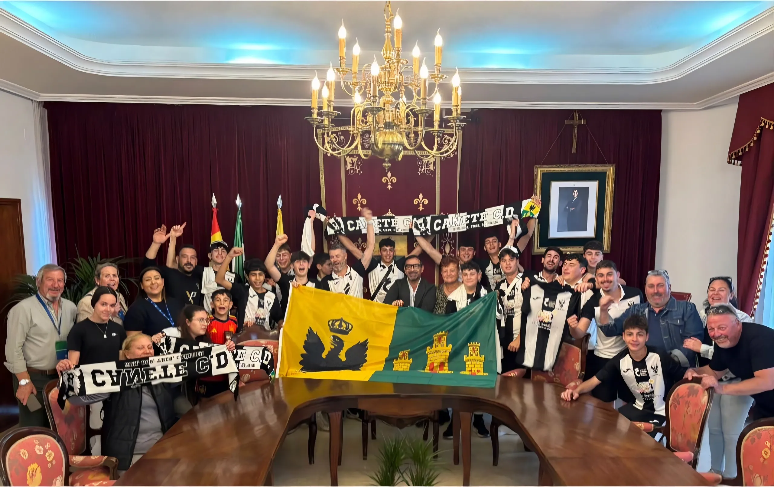 Recepción oficial del equipo cadete del Cañete en el ayuntamiento.
