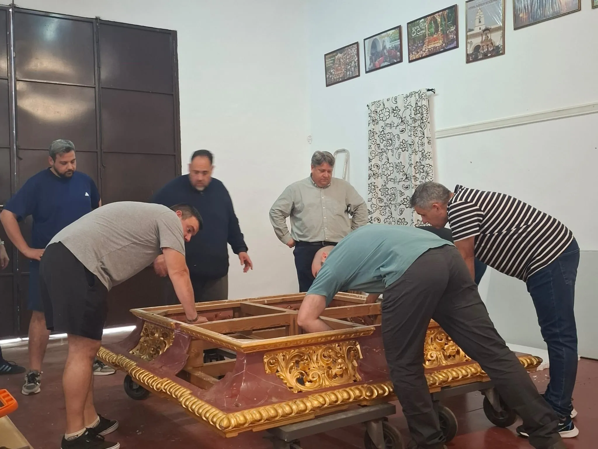 Operarios trabajando en la restauración del trono procesional de Nuestro Señor Ecce-Homo durante la fase de intervención y dorado