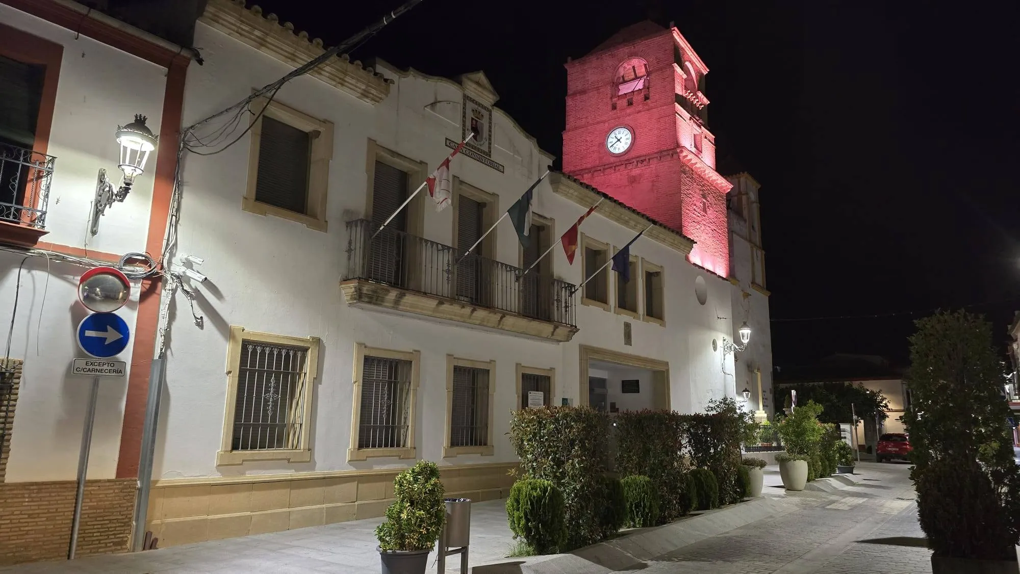 Torre del reloj de Villafranca de Córdoba con su nueva iluminación.