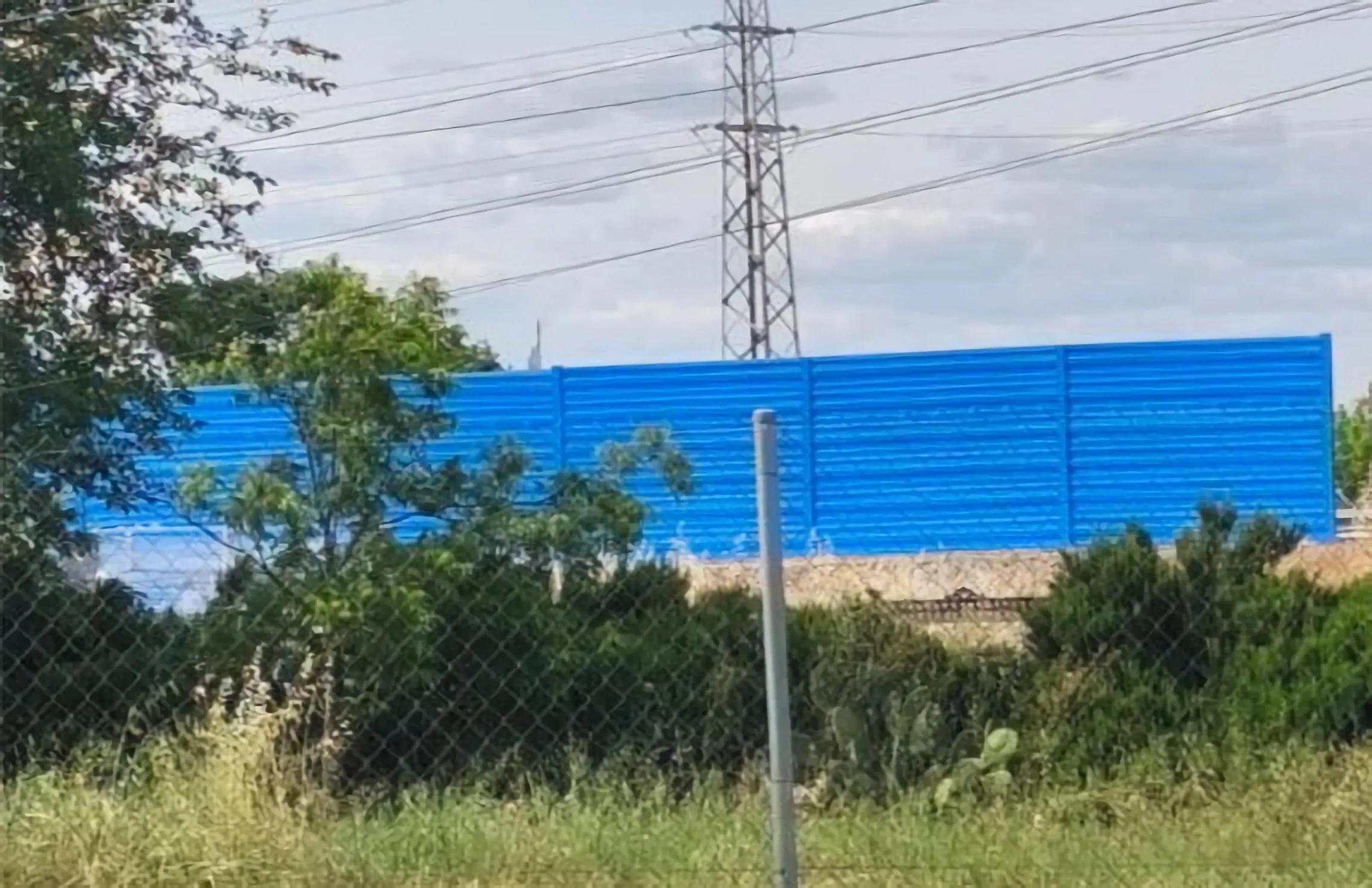 Pantalla acústica instalada en la A4 a la altura de los huertos familiares de Villa del Río