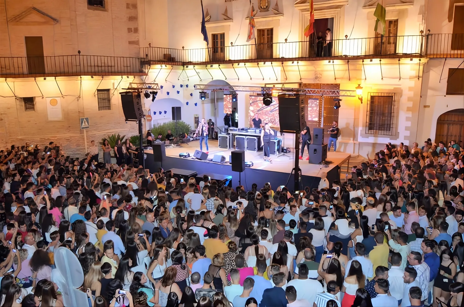 Plaza Mayor de Bujalance abarrotada en una edición anterior de la Bujalance Night