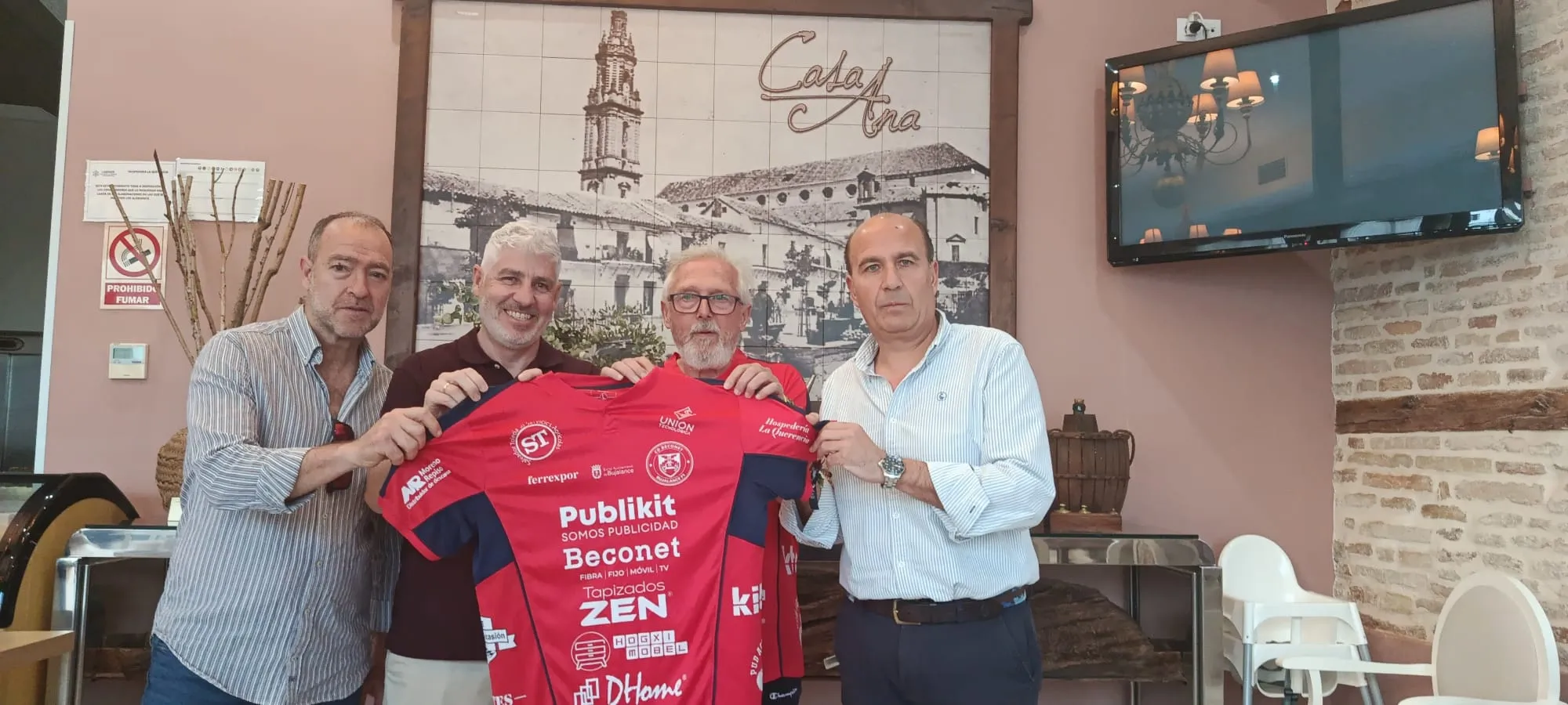 Presentación de Javi Garrido como nuevo entrenador del CD Beconet Bujalance FS, junto a su ayudante Jose Catena y directivos del club.