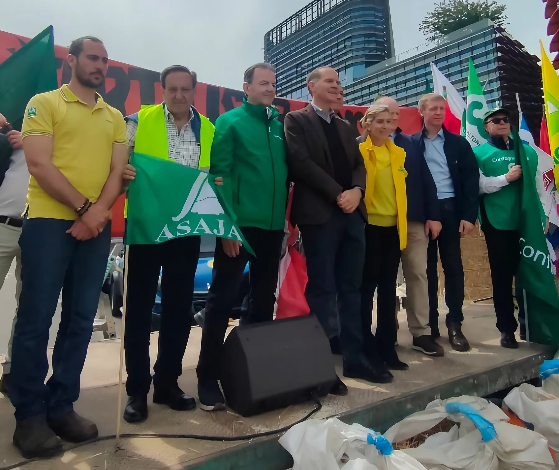 Representantes de ASAJA durante la concentración celebrada en Estrasburgo para reclamar medidas urgentes ante la crisis del sector agrícola europeo.