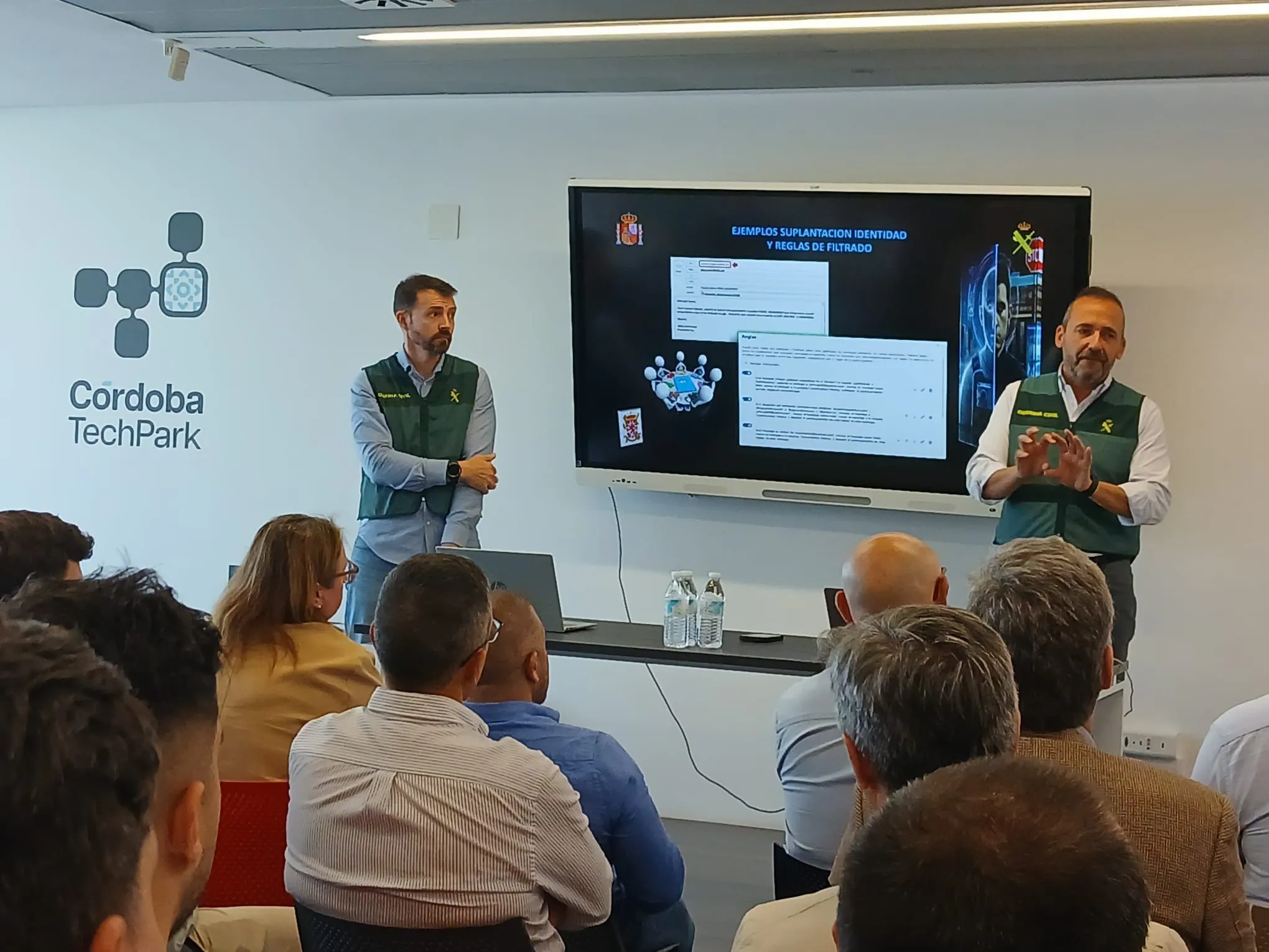 Equipo @ de la Guardia Civil impartiendo charlas sobre ciberseguridad. Foto: Guardia Civil