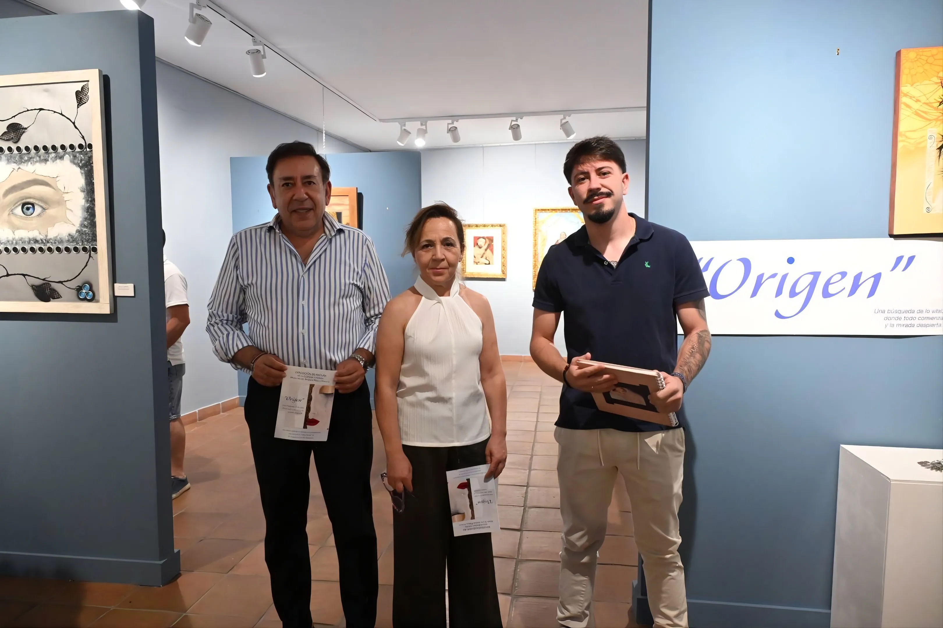María de los Ángeles Pinilla Peinado, junto a representantes municipales, durante la inauguración de su exposición “Origen” en el Museo Histórico Municipal Casa de las Cadenas de Villa del Río.