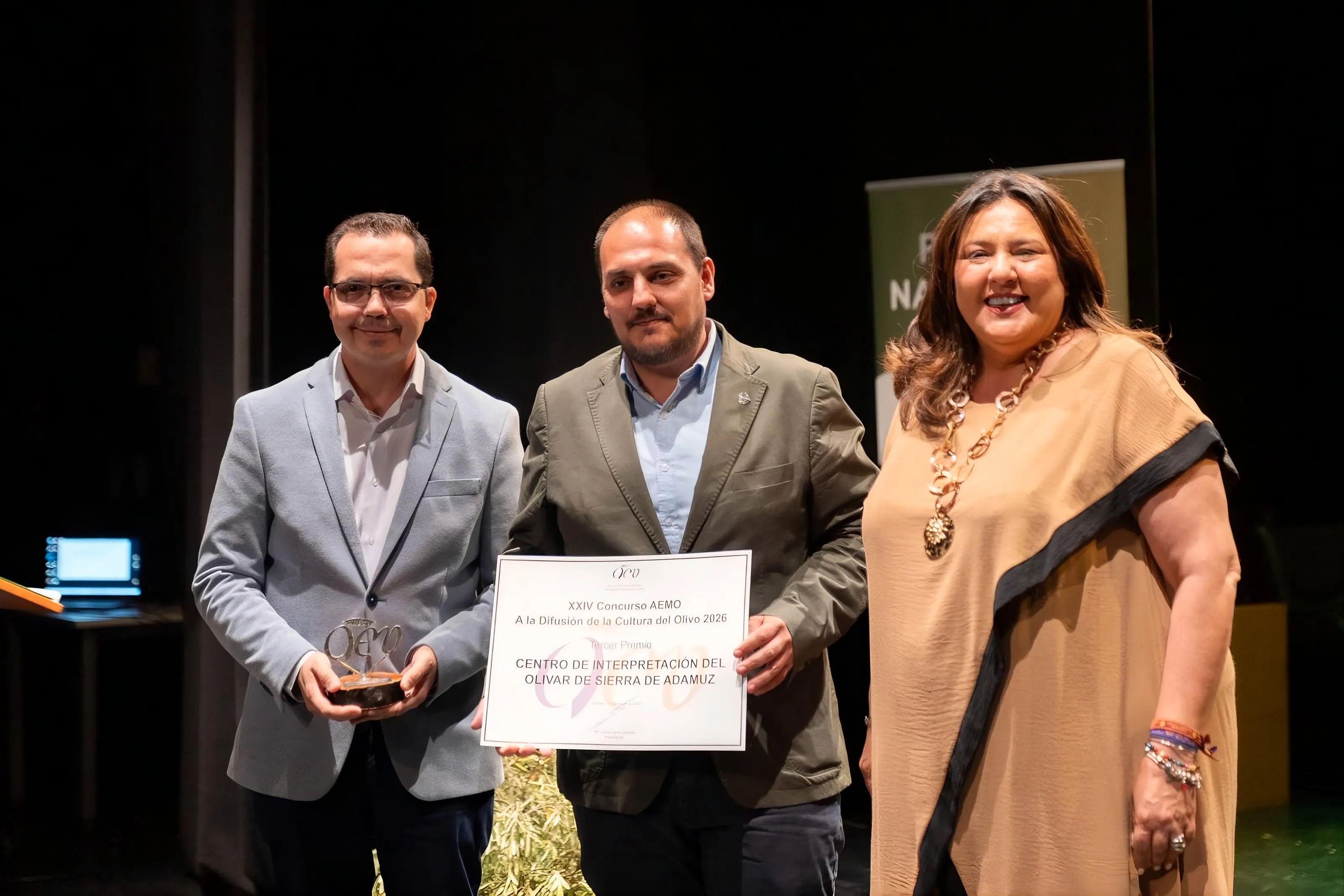 El alcalde de Adamuz, Rafael Ángel Moreno, recogió en Montoro el tercer premio de AEMO para el Centro de Interpretación del Olivar de Sierra.