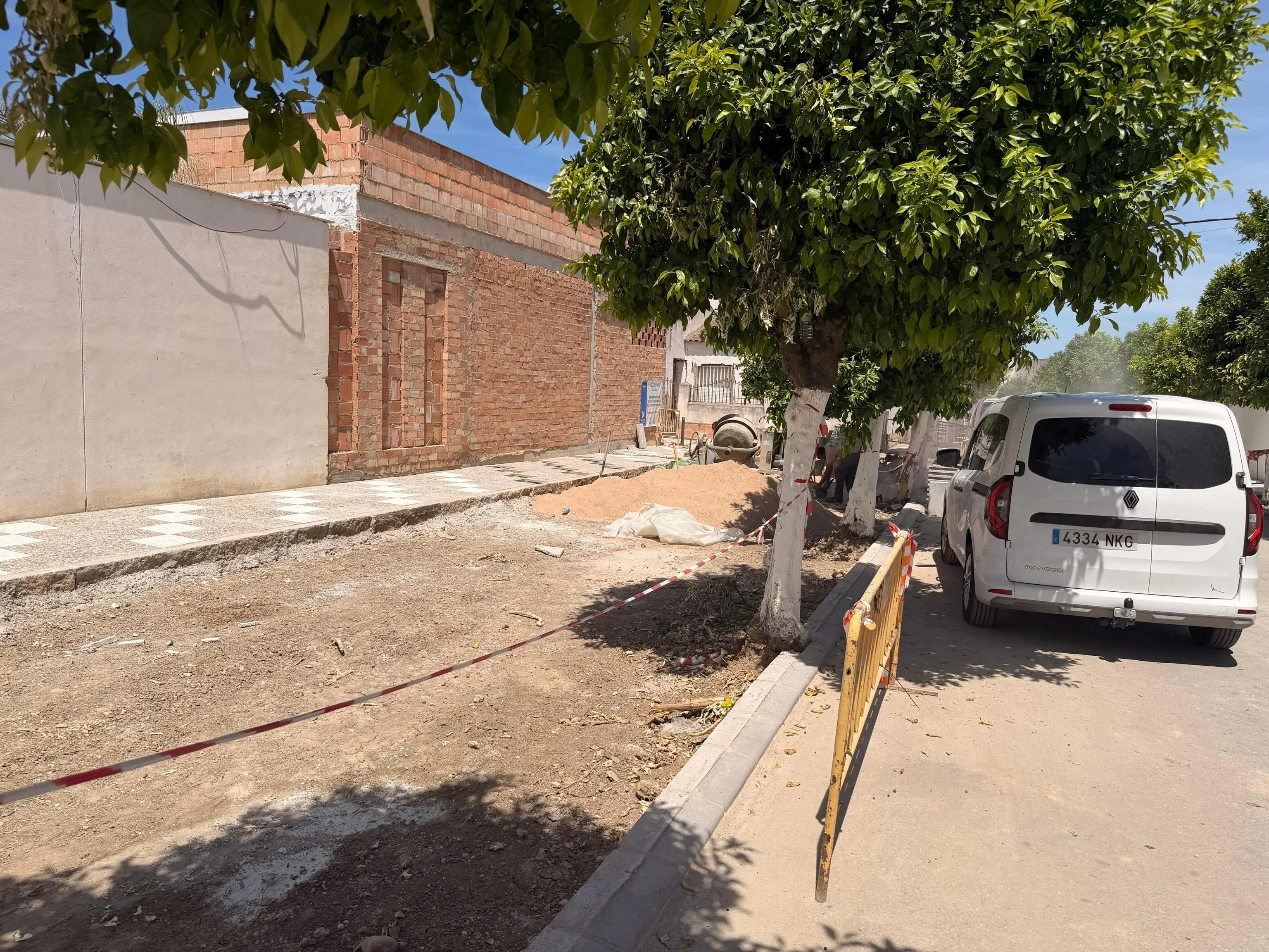 Obras de pavimentación y renovación de acerados en Ronda del Estadio, en Maruanas, dentro del Plan de Aldeas 2024-2027.