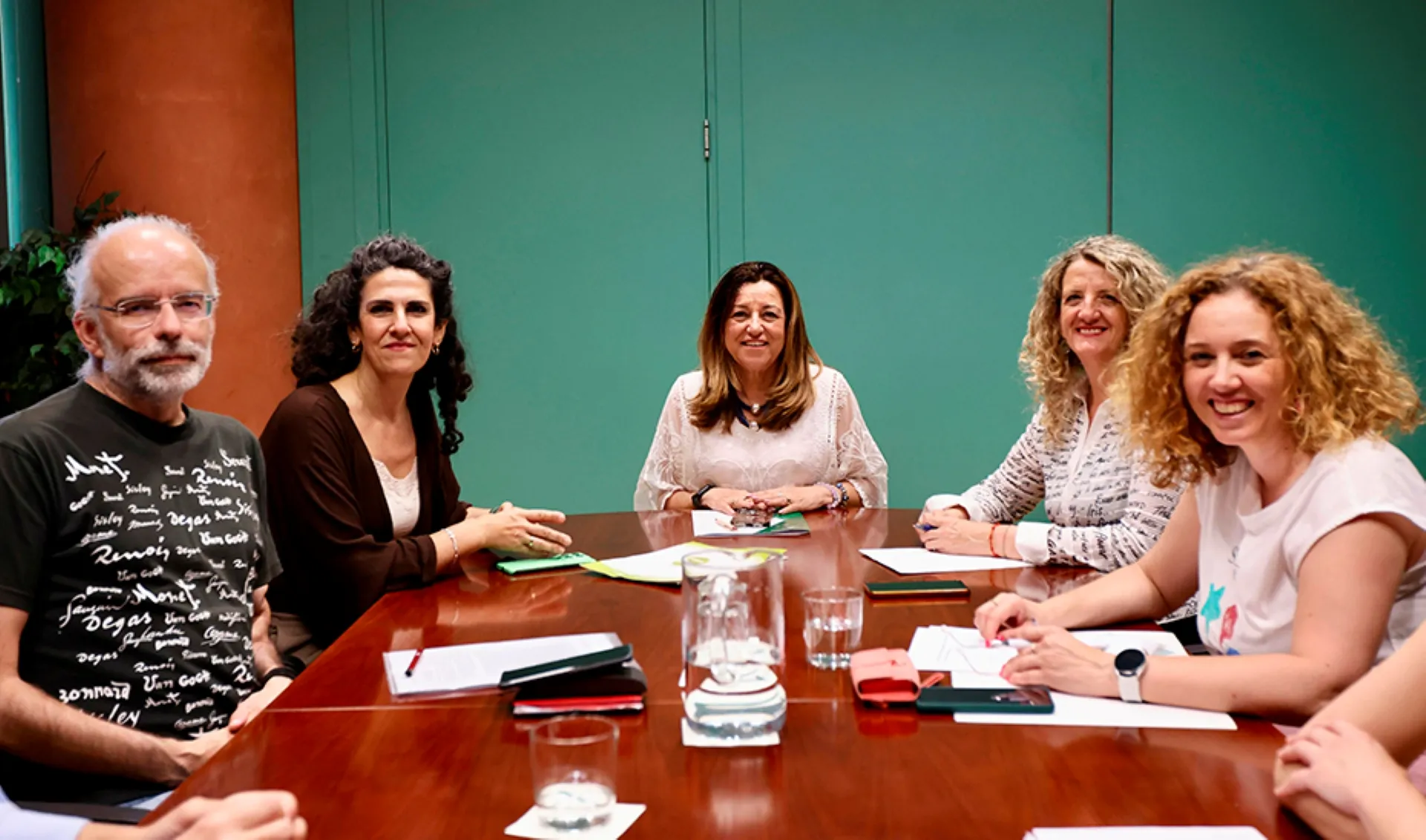 María del Carmen del Castillo con representantes del Colegio de Periodistas de Andalucía.