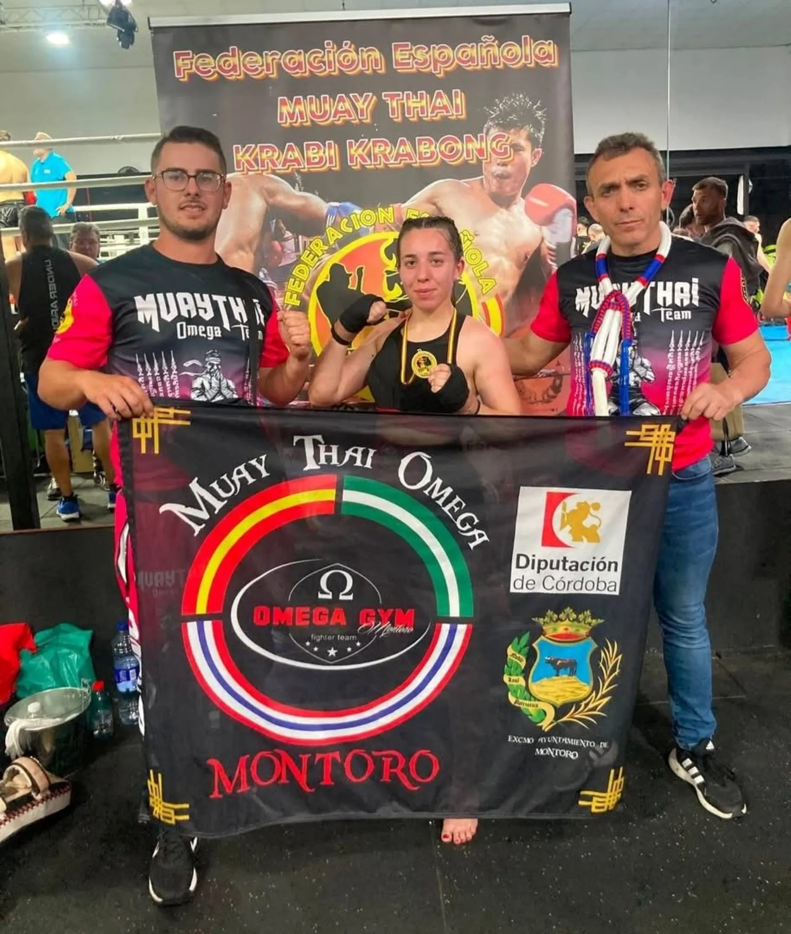 Paloma junto a sus entrenadores. Foto: Club Muay Thai Omega