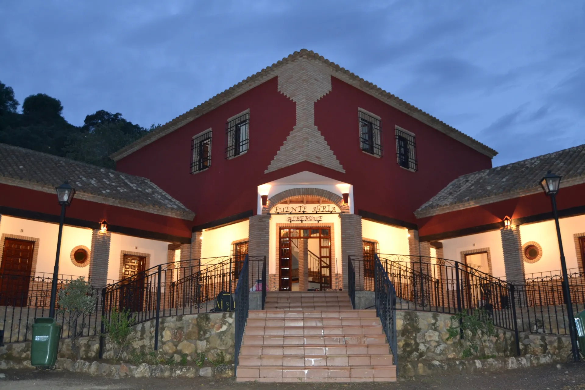 Fachada principal del Albergue Municipal de "Fuente Agria"