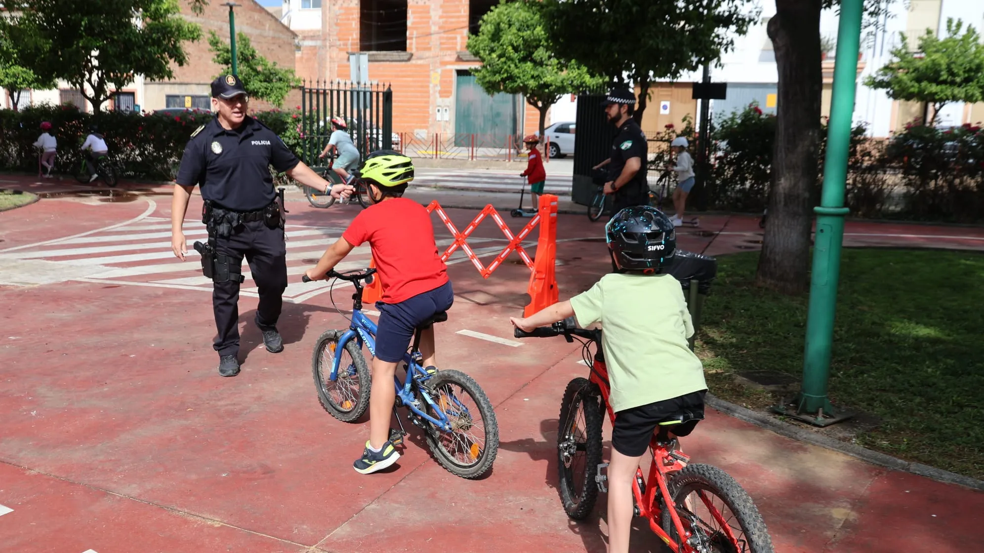 Policías Locales de Villafranca en actividad escolar sobre tráfico