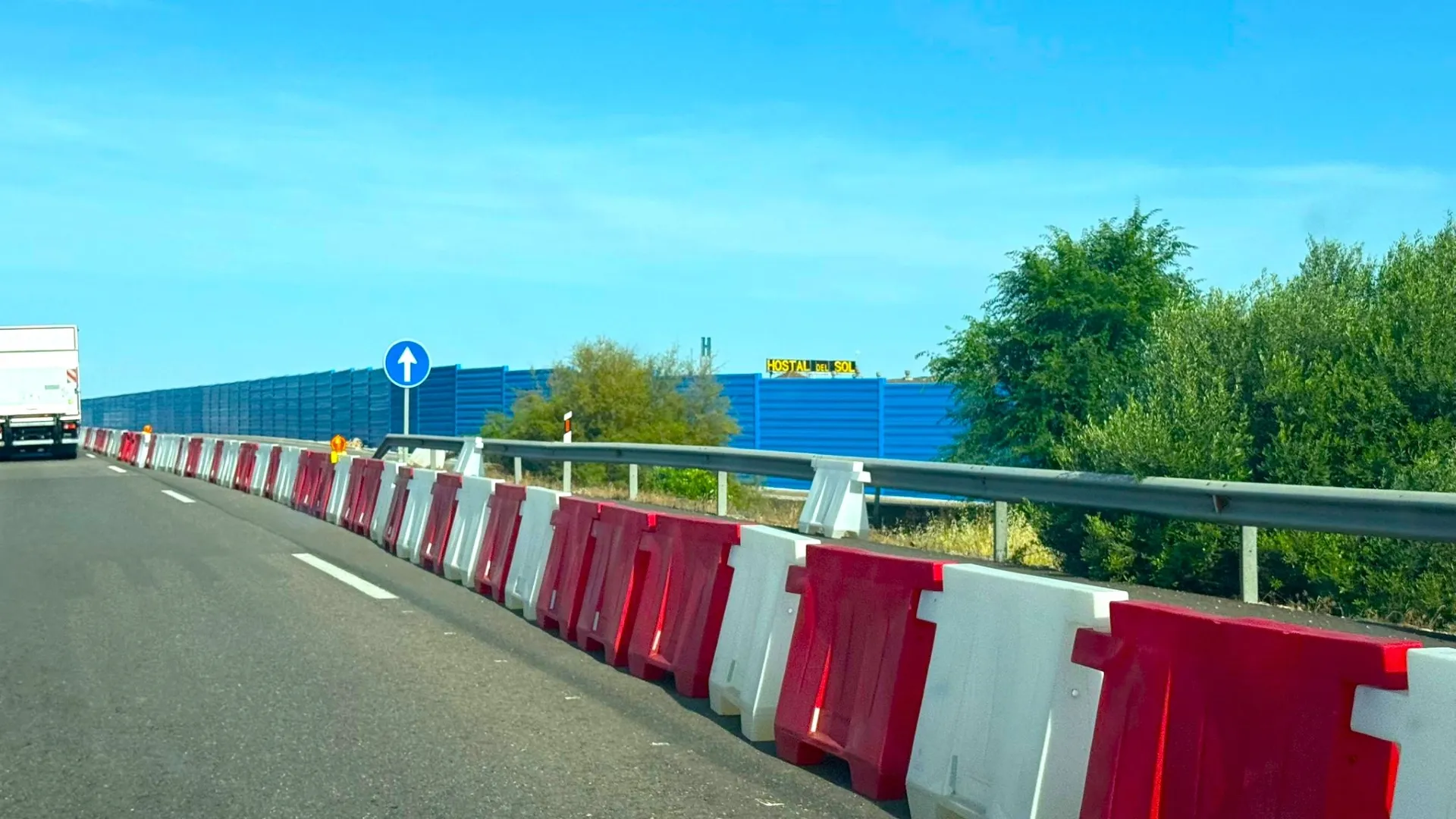 Actual visión de la entrada a Villa del Río tras la colocación de las pantallas azules.