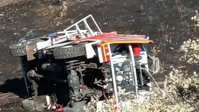 Camión de bomberos volcado en el incendio de La Carolina.