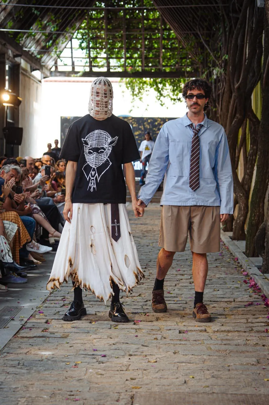 Juan Antonio Pescuezo (derecha) durante el desfile de Veneno Blanco.