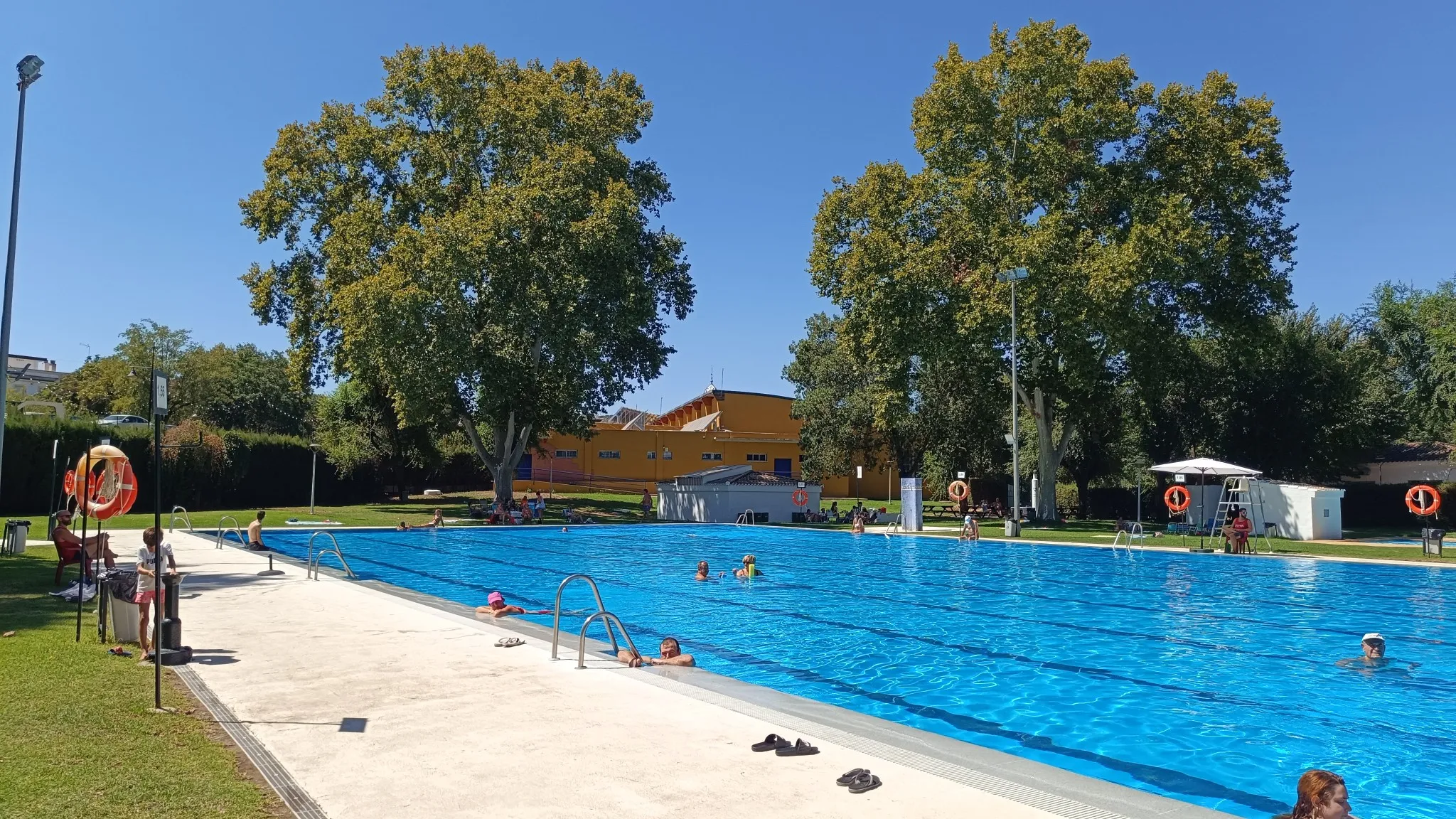 Bañistas disfrutando de la piscina.
