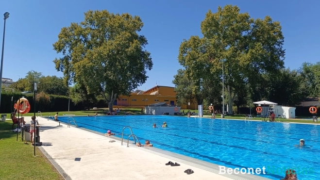 Bañistas disfrutando de la piscina. Bañistas disfrutando de la piscina.