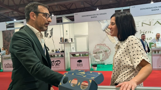 Felix Romero visitando el stand de Mielinízate. Foto: Diputación