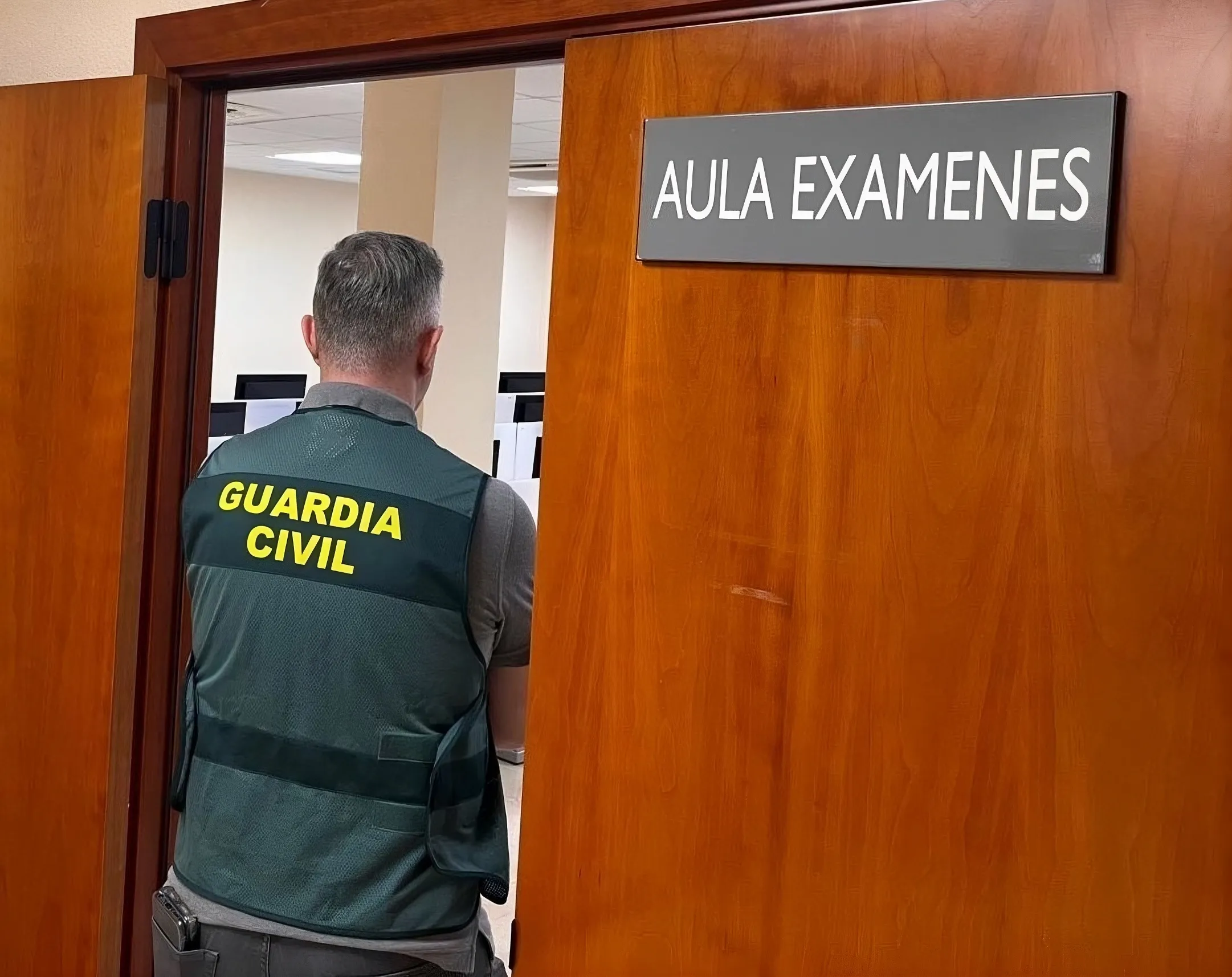 Agente de tráfico de la Guardia Civil en un aula de exámenes de la DGT Agente de tráfico de la Guardia Civil en un aula de exámenes de la DGT