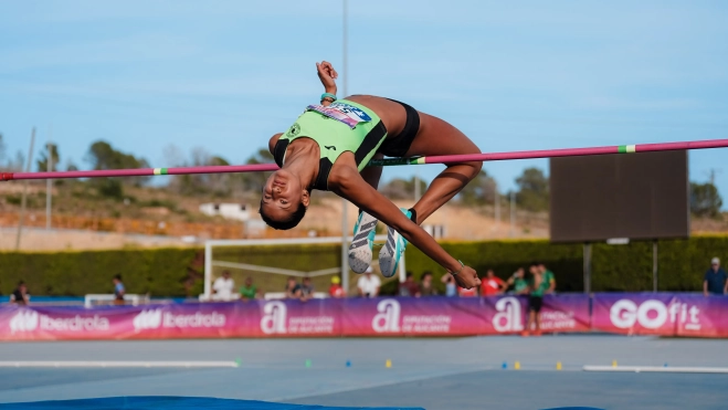 Lucía Japón durante un salto en el Campeonato de España Sub-16. Foto: Alejandro Sancho (RFEA) Lucía Japón durante un salto en el Campeonato de España Sub-16. Foto: Alejandro Sancho (RFEA)