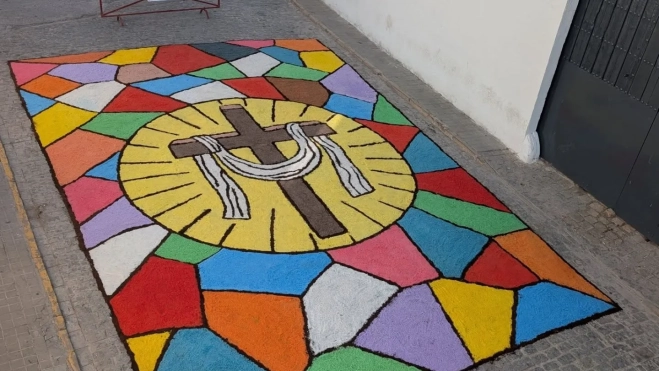 Alfombra de serrín coloreado en Cañete de las Torres junto a la ermita de Nuestro Padre Jesús Nazareno Alfombra de serrín coloreado en Cañete de las Torres junto a la ermita de Nuestro Padre Jesús Nazareno