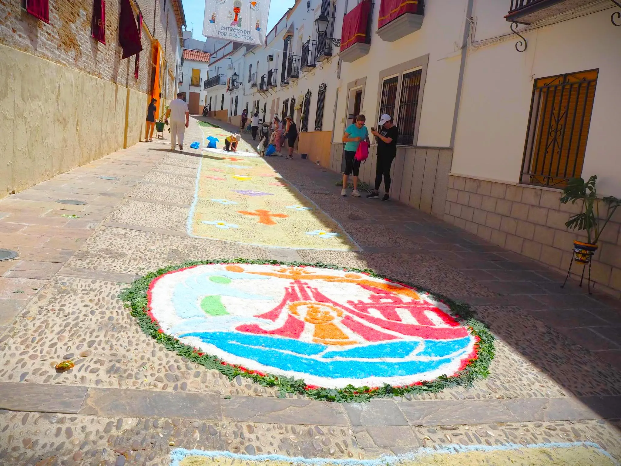 La Calle Carmelitas de Bujalance se engalanaba así la mañana previa a la procesión del Corpus