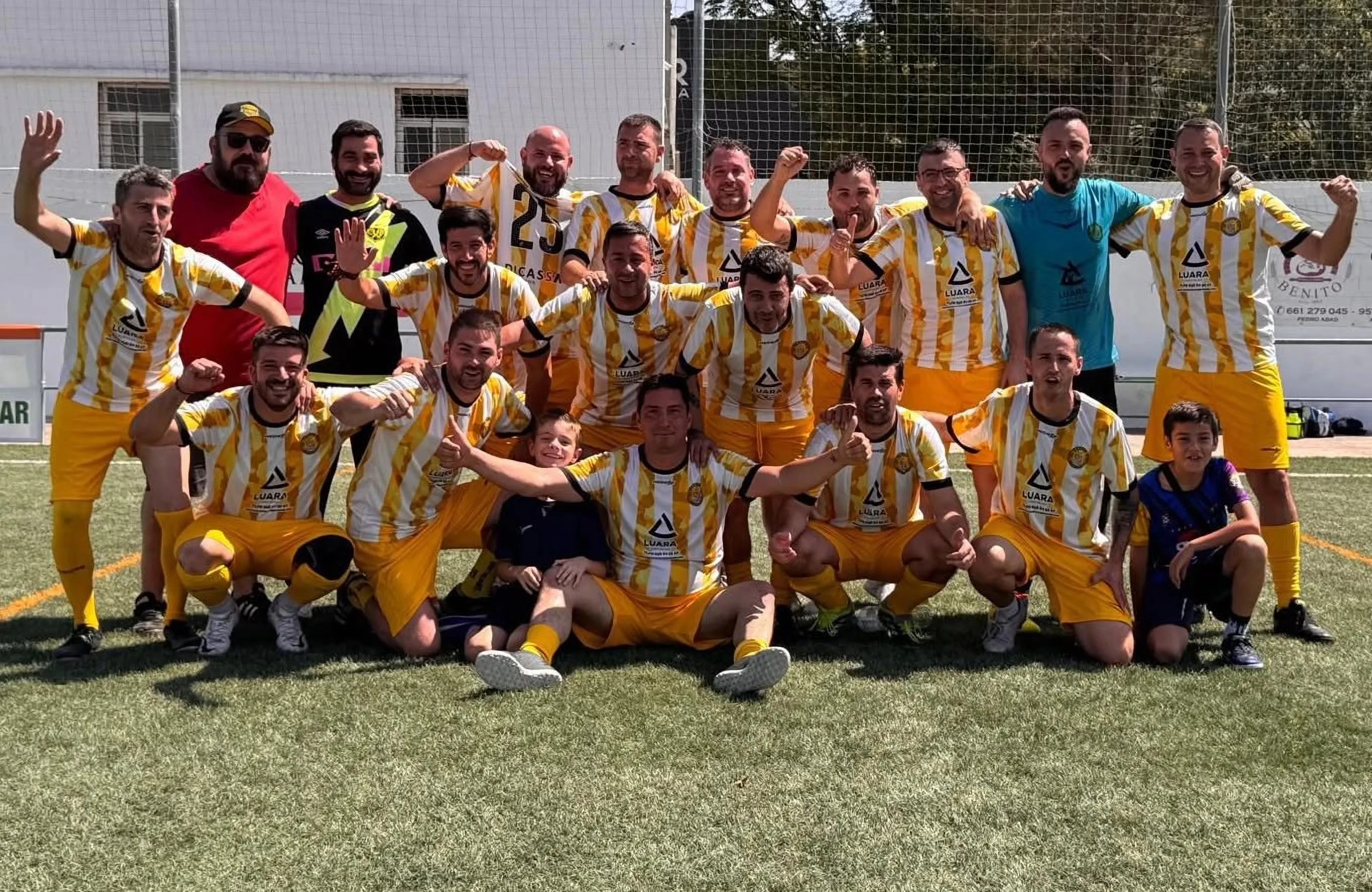 Celebración de El Carpio C.F. Veteranos tras su triunfo final en la copa. Foto: El Carpio C.F.