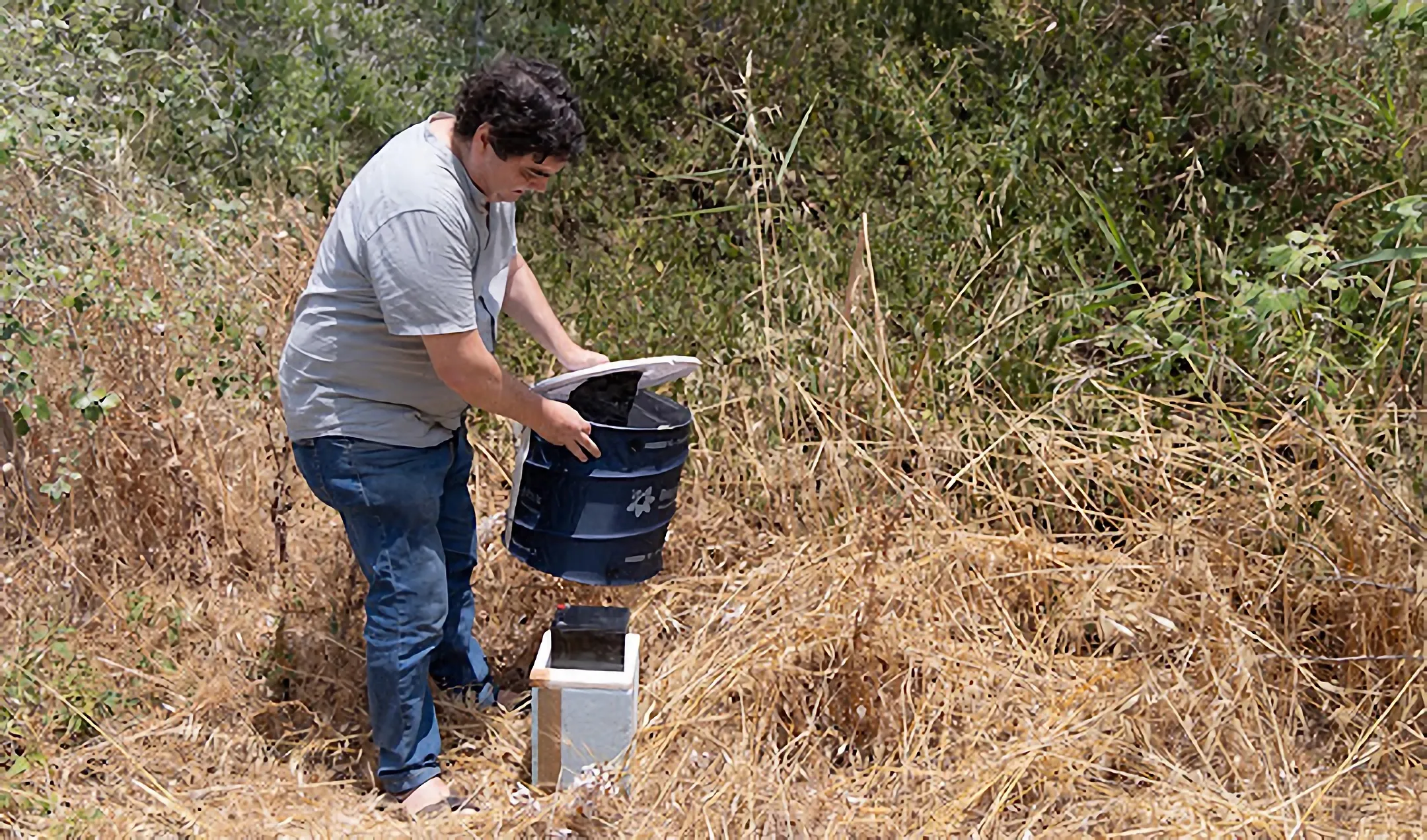 Colocación de trampa para el seguimiento y control del virus del Nilo Occidental. Foto: Junta de Andalucía.
