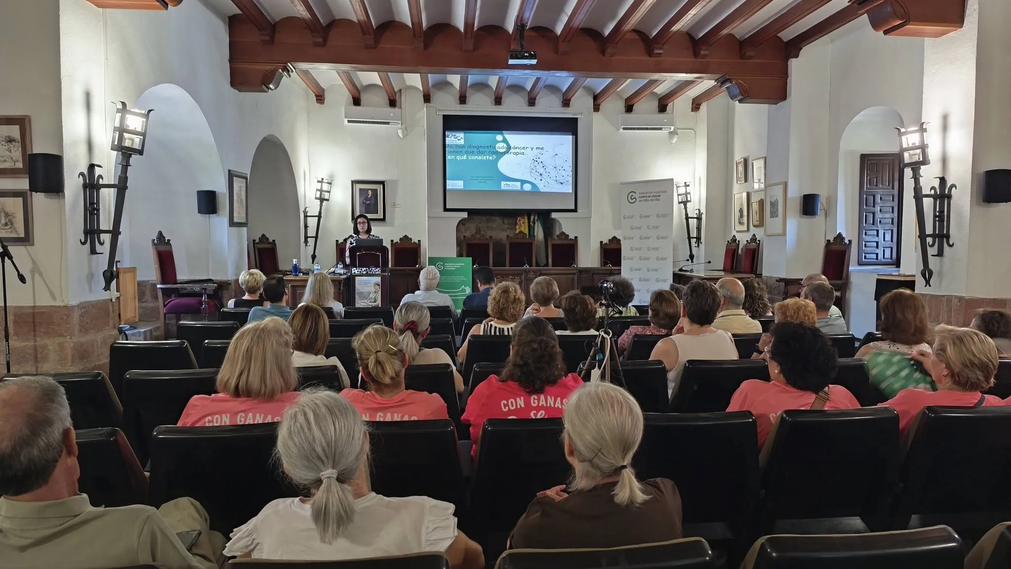 El Salón de Plenos del Ayuntamiento de Villa del Río ha acogido la charla "Me han diagnosticado cáncer y me tienen que dar radioterapia… ¿en qué consiste?"