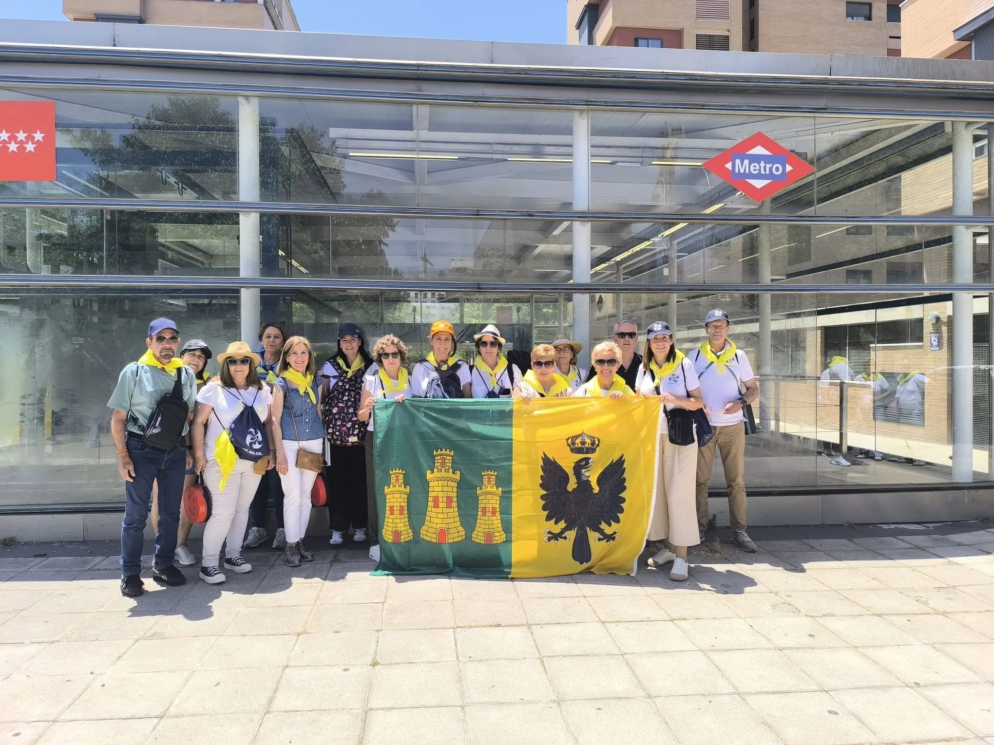 Grupo de vecinos de Cañete de las Torres en Madrid para ver al Papa León XIV. Foto: Clemente Olmo