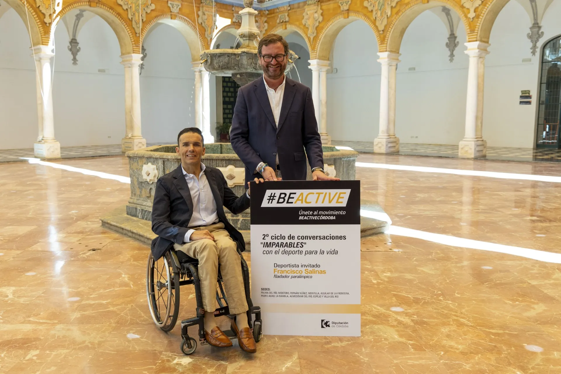 El nadador paralímpico bujalanceño Paco Salinas junto al delegado de Deportes de la Diputación de Córdoba durante la presentación del programa ‘Imparables’. Foto: Diputación de Córdoba