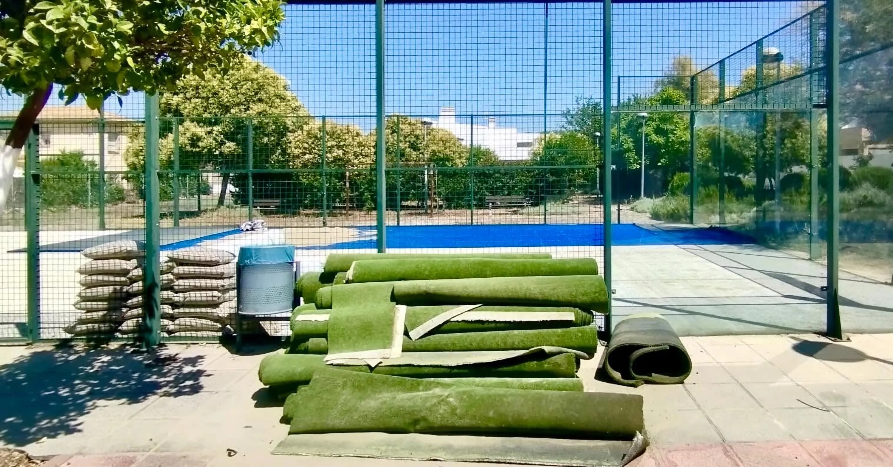 Sustitución del césped en las pistas de pádel de San Antonio.