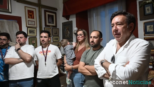 Representantes de la hermandad y del Ayuntamiento contemplan el resultado final de la obra recién concluida. Representantes de la hermandad y del Ayuntamiento contemplan el resultado final de la obra recién concluida.