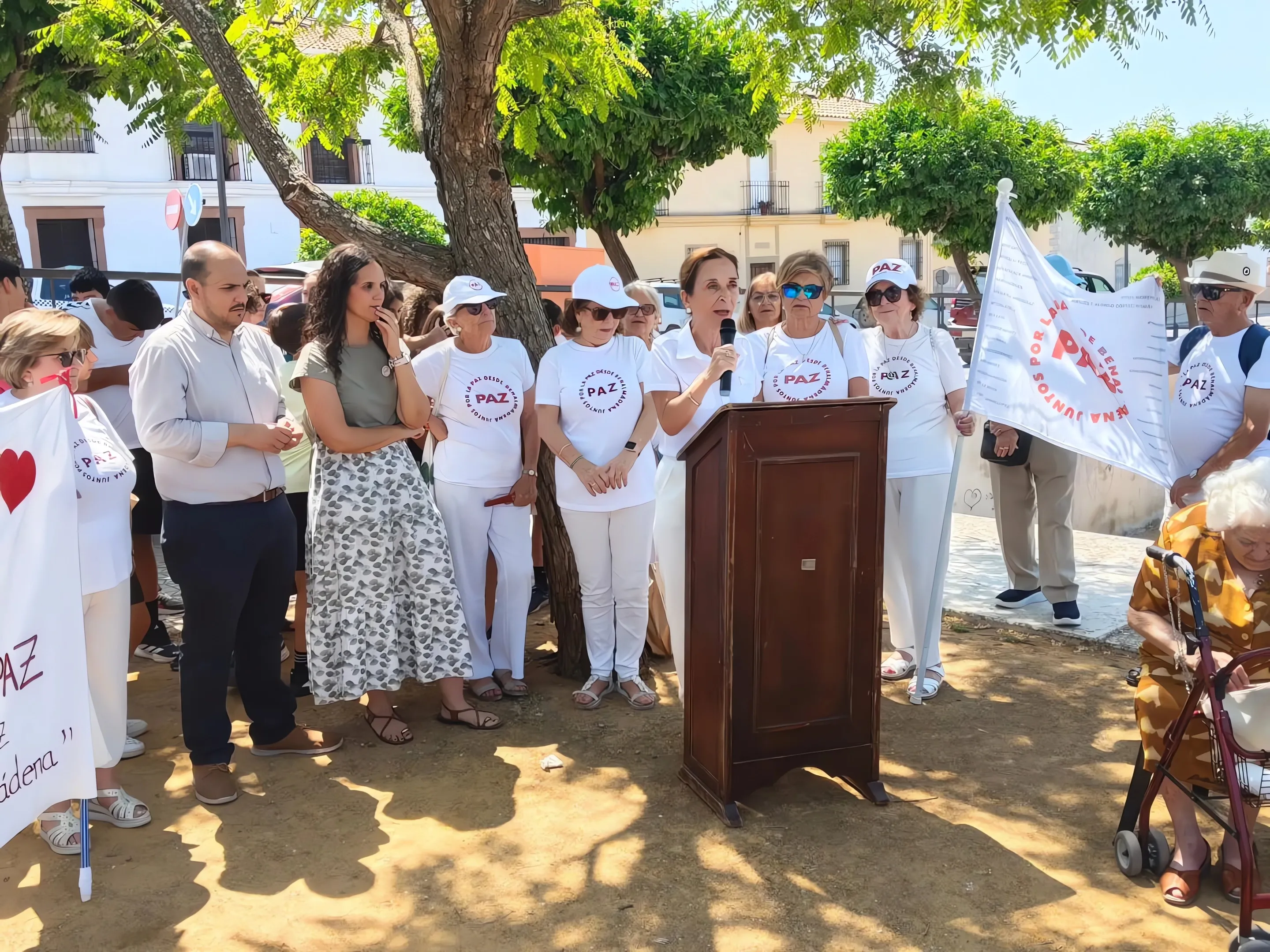 Miembros de la asociación durante el acto de izado de la Bandera de la Paz en Adamuz, interviniendo desde el atril en una jornada marcada por la convivencia, la solidaridad y el compromiso con los valores de paz. Foto: Asociacíon "Juntos por la paz" de Benalmádena