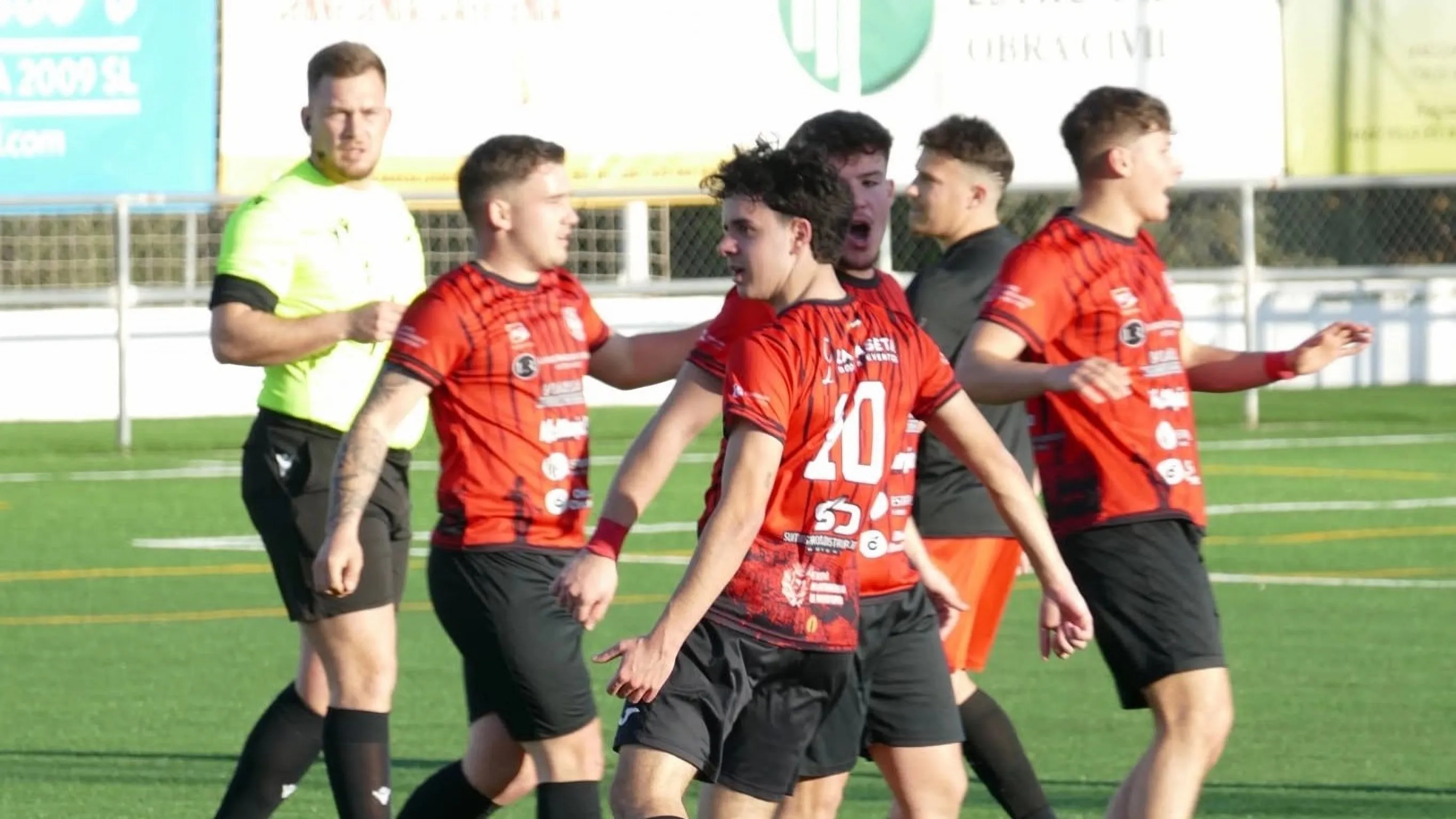 Jugadores del At. Montoreño celebrando un gol esta pasada temporada